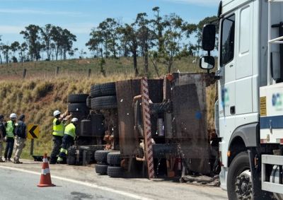 Dois homens que estavam na margem da rodovia foram atingidos. Um deles morreu no local