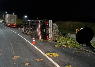 Tombamento ocorreu durante a madrugada desta ter&ccedil;a-feira e provocou congestionamento no trecho
