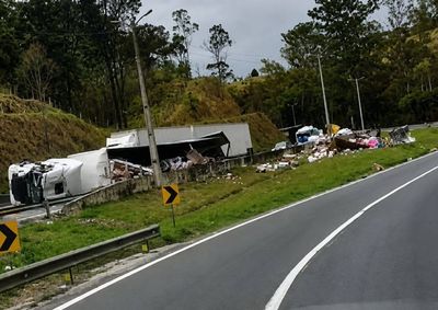Ve&iacute;culo de carga transportava materiais diversos. Motorista saiu ileso e dispensou atendimento m&eacute;dico&nbsp;