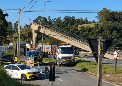 Passarela derrubada por caminh&atilde;o sobre a pista est&aacute; sendo retirada. N&atilde;o h&aacute; previs&atilde;o para liberar o local