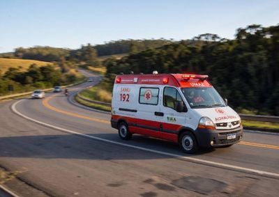 Acidente foi nas proximidades da &ldquo;Barraca Amarela&rdquo;. V&iacute;timas foram levadas a hospital de Itajub&aacute;