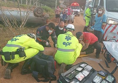 Condutor perdeu o controle do carro no km 19 da rodovia e foi socorrida por equipes da EPR, SAMU e resgate municipal