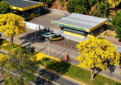 Beleza das flores chama a aten&ccedil;&atilde;o de quem passa pelo local e aprecia o espet&aacute;culo da natureza