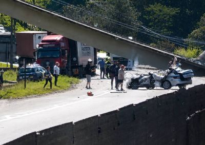 Cenas impressionantes: estrutura caiu sobre a pista em Vargem (SP). Tr&acirc;nsito com grande congestionamento