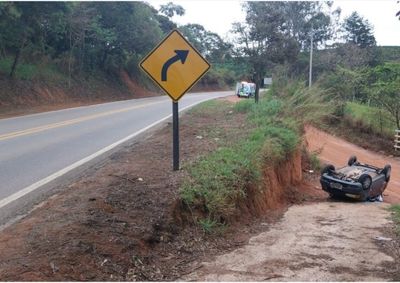 Condutora perdeu o controle e ve&iacute;culo foi parar no fundo de barranco, com as rodas para o alto