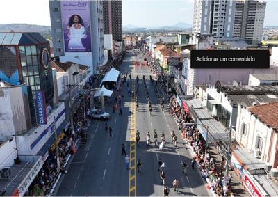 Organiza&ccedil;&atilde;o instala estrutura na &aacute;rea central para atender o p&uacute;blico que assiste o desfile c&iacute;vico-militar