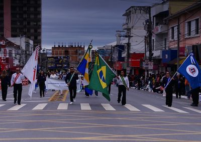 Evento reuniu for&ccedil;as de seguran&ccedil;a, escolas, fanfarras e institui&ccedil;&otilde;es em uma manh&atilde; de celebra&ccedil;&atilde;o &agrave; hist&oacute;ria e &agrave; cidadania