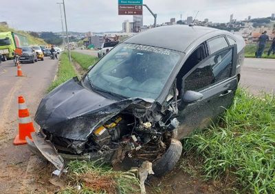Mulher perdeu controle do autom&oacute;vel durante chuva e atingiu o poste que caiu sobre o outro carro