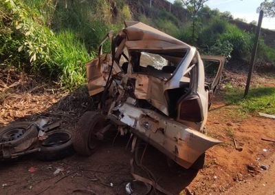 Caminh&atilde;o trafegava em sentido contr&aacute;rio quando foi atingido pelo carro e o reboque