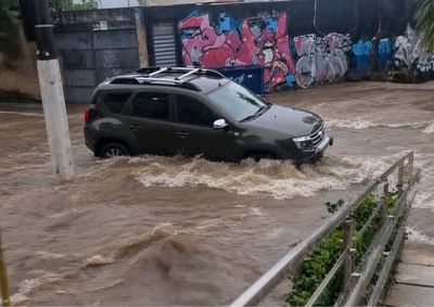 Pontos tradicionais de alagamentos foram os mais afetados. Moradores divulgaram imagens e fizeram reclama&ccedil;&otilde;es