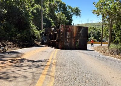 Motorista relatou falha nos freios. Pista ficou em sistema de pare e siga at&eacute; a remo&ccedil;&atilde;o do ve&iacute;culo.