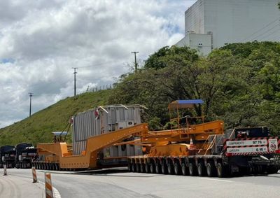 O ve&iacute;culo ocupa praticamente 100 metros de rodovia, o equivalente a cerca de 20 carros de passeio em fila