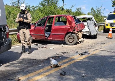 Ve&iacute;culo com carga pesada ficou sem controle na Curva da Morte e atingiu carros &agrave; sua frente