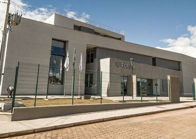 Ele utilizou termos racistas contra a funcion&aacute;ria ao ser advertido por provocar desordens no local&nbsp;
