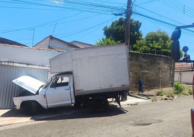 Ele foi socorrido pelo Samu com ferimentos e levado para hospital em s&atilde;o Sebasti&atilde;o do Para&iacute;so