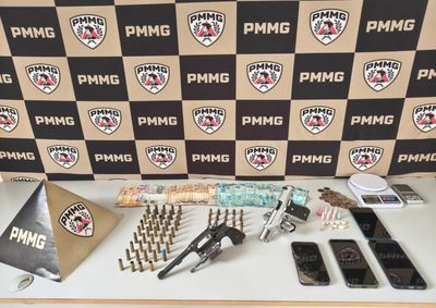 Crime  na madrugada deste domingo (11). Pol&iacute;cia apreendeu duas armas, muni&ccedil;&otilde;es, coca&iacute;na e dinheiro durante as buscas