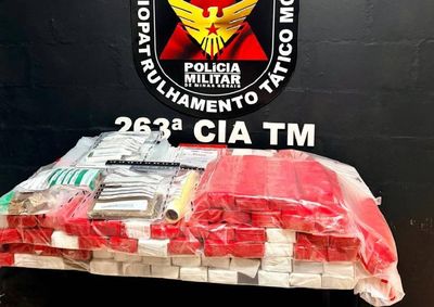 V&iacute;tima de 22 anos era mantida em cativeiro em lava-jato. Homem foi preso com grande quantidade de drogas