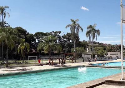 Guarda-vidas e outros socorristas tentaram reanimar o menino, mas a morte foi confirmada no pronto-socorro