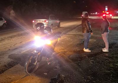 Autom&oacute;vel fez convers&atilde;o e foi atingido por moto que seguia atr&aacute;s nas proximidades do Motel Castelinho