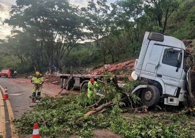 Ve&iacute;culo transportava fertilizantes agr&iacute;colas e ficou com a cabine destru&iacute;da em trecho de serra