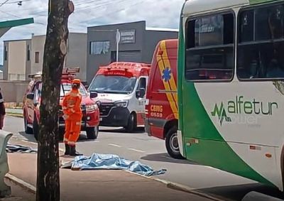 V&iacute;tima foi atingida pela roda traseira do coletivo ap&oacute;s o &ocirc;nibus deixar o ponto de embarque
