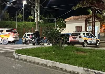 Homem encapuzado rendeu uma seguran&ccedil;a de 51 anos e fugiu levando uma arma e um colete bal&iacute;stico
