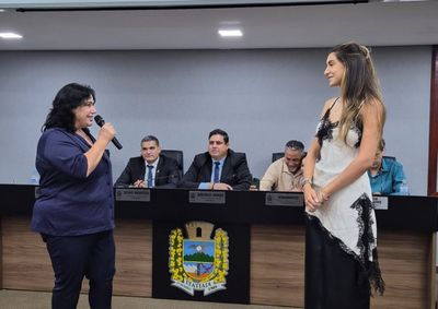 Artista, moradora de Penedo, recebeu uma Mo&ccedil;&atilde;o de Aplausos em reconhecimento &agrave; trajet&oacute;ria e contribui&ccedil;&atilde;o para a cultura de Itatiaia