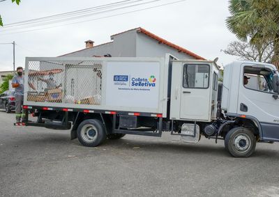 Caminh&atilde;o e equipe circulam de segunda a sexta-feira, por diferentes pontos da cidade realizando a coleta de materiais recicl&aacute;veis