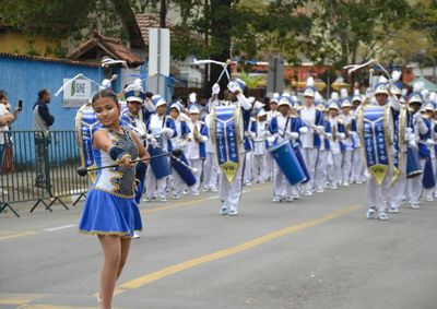 Com o tema &lsquo;Educar &eacute; Transformar&rsquo; e carros cenogr&aacute;ficos que simbolizaram a preserva&ccedil;&atilde;o ambiental, a cultura regional e a hist&oacute;ria de Itatiaia