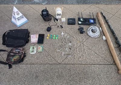 A&ccedil;&atilde;o aconteceu no bairro Jardim das Ac&aacute;cias. Al&eacute;m de drogas, foi encontrada uma central de monitoramento instalada em uma casa.