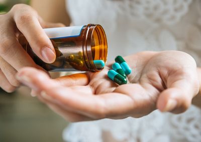 No Dia Nacional do Uso Racional de Medicamentos, especialista alerta para automedica&ccedil;&atilde;o, intera&ccedil;&otilde;es perigosas e uso incorreto de antibi&oacute;ticos no Brasil