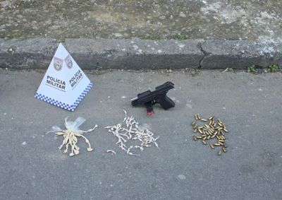 Foram apreendidos uma pistola Taurus calibre .380, muni&ccedil;&otilde;es, crack e coca&iacute;na na a&ccedil;&atilde;o ocorrida no bairro Vila Odete.