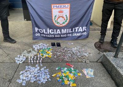 A&ccedil;&atilde;o aconteceu no bairro Itapuca e resultou na apreens&atilde;o de maconha, coca&iacute;na, crack, haxixe, dinheiro e celulares