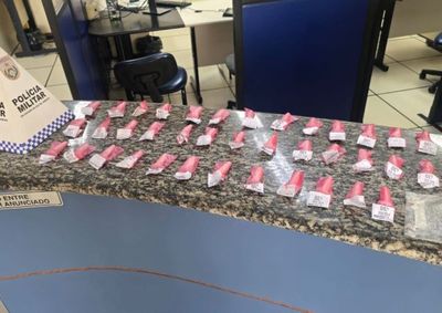 Foram apreendidas na a&ccedil;&atilde;o 38 pinos de coca&iacute;na, seis inv&oacute;lucros de maconha e um inv&oacute;lucro de haxixe, al&eacute;m de do