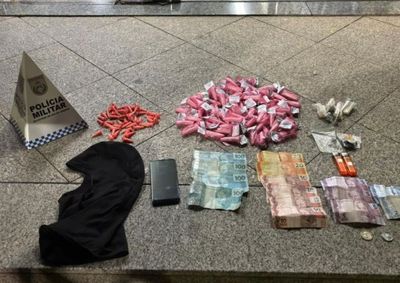 Agentes apreenderam 133 pinos de coca&iacute;na, maconha e dinheiro resultado da venda de entorpecente