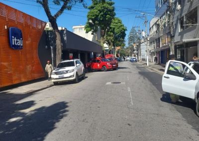 Caso aconteceu na manh&atilde; deste domingo, dia 7, na Rua Sebasti&atilde;o Jos&eacute; Rodrigues. Local foi isolado para reparo na tubula&ccedil;&atilde;o. Ningu&eacute;m ficou ferido.  