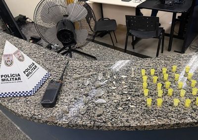 Agentes chegaram at&eacute; o material il&iacute;cito ap&oacute;s uma den&uacute;ncia informar sobre a a&ccedil;&atilde;o do tr&aacute;fico no interior de uma casa no bairro campo Alegre.  