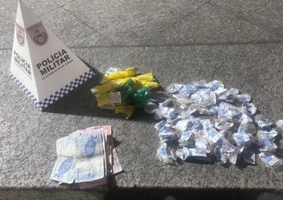 Na a&ccedil;&atilde;o, os policiais tamb&eacute;m apreenderam 90 pedras de crack, 21 pinos de coca&iacute;na, R$ 66 e um celular