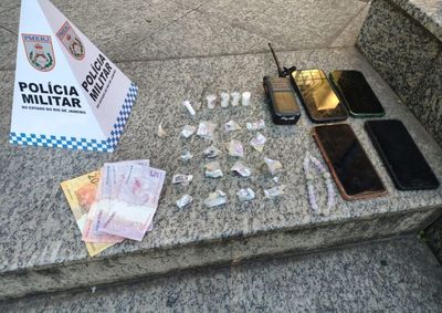 Foram apreendidas 17 pedras de crack e 5 pinos de coca&iacute;na durante a a&ccedil;&atilde;o