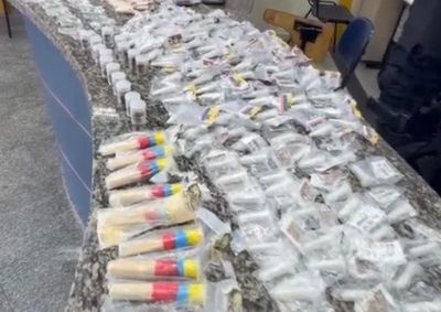 Com o menor, de 14 anos, foi encontrada a quantia de R$ 550. No terreno onde estava, a policia encontrou uma bolsa com drogas 