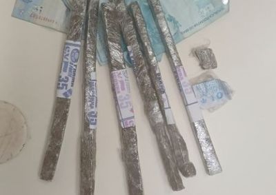 Durante a fiscaliza&ccedil;&atilde;o, os policiais fizeram a apreens&atilde;o de 140 gramas de maconha e R$ 828