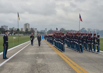 Ministro da Defesa entrega espadim ao primeiro colocado da turma 