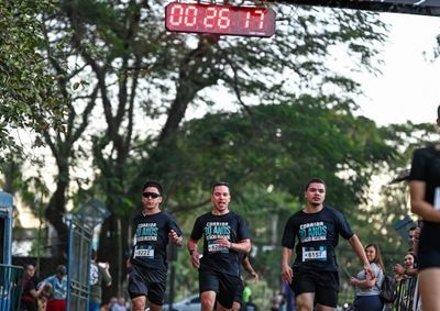 Ex-atleta cumpriu agenda na cidade e participou tamb&eacute;m da premia&ccedil;&atilde;o da corrida comemorativa, que reuniu cerca 750 corredores

 