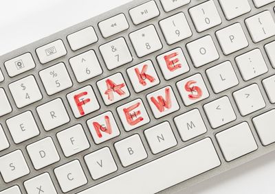 A legisla&ccedil;&atilde;o eleitoral prev&ecirc; situa&ccedil;&otilde;es em que a divulga&ccedil;&atilde;o de informa&ccedil;&otilde;es falsas pode configurar crime.