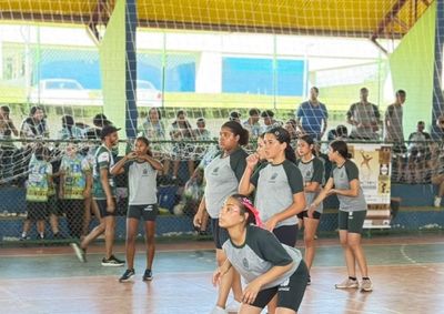 Programa&ccedil;&atilde;o re&uacute;ne estudantes de diferentes unidades escolares em diversas modalidades esportivas