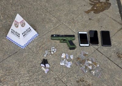 Uma r&eacute;plica de pistola, drogas e dinheiro  foram encontrados com os detidos