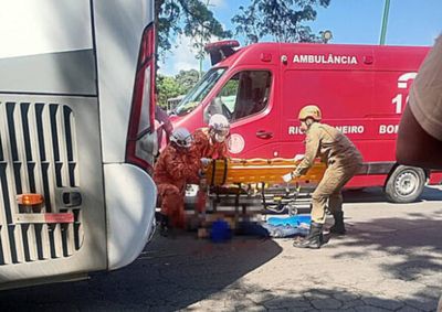 V&iacute;tima, de 70 anos, foi socorrida pelo Corpo de Bombeiros e levada at&eacute; o Hospital de Emerg&ecirc;ncia com ferimentos graves 