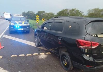 V&iacute;tima levava uma passageira. Carro bateu contra a defensa met&aacute;lica da rodovia e, em seguida, com a traseira de um carro.
