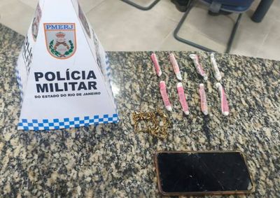 Foram encontrados oito tiras de maconha, R$ 15 e um aparelho celular
