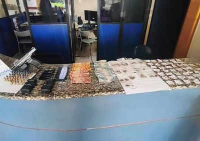 A&ccedil;&atilde;o resultou na apreens&atilde;o de uma pistola calibre 9 mm, muni&ccedil;&otilde;es, drogas e r&aacute;dios comunicadores.